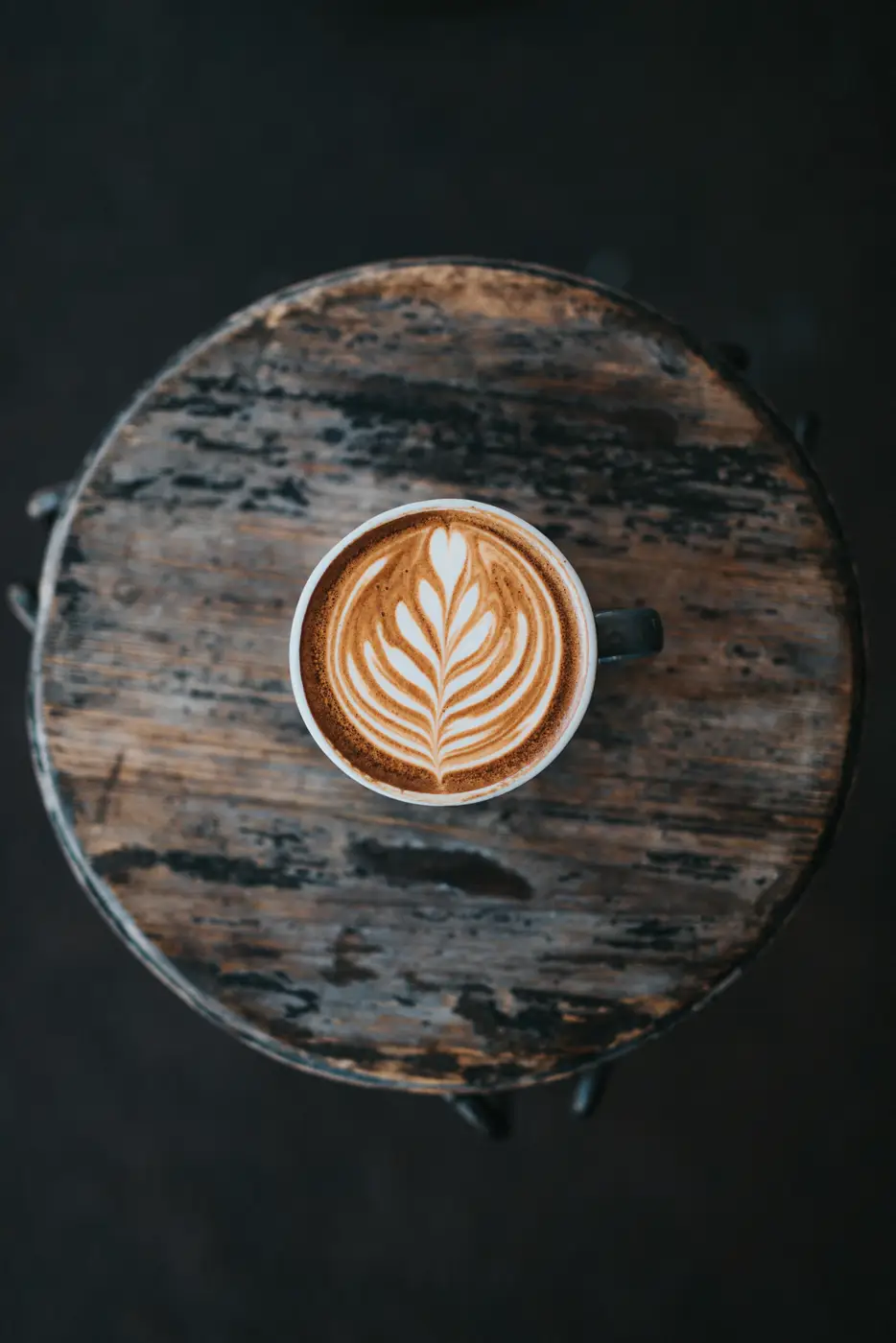 Taza de capuchino recién servida sobre la barra