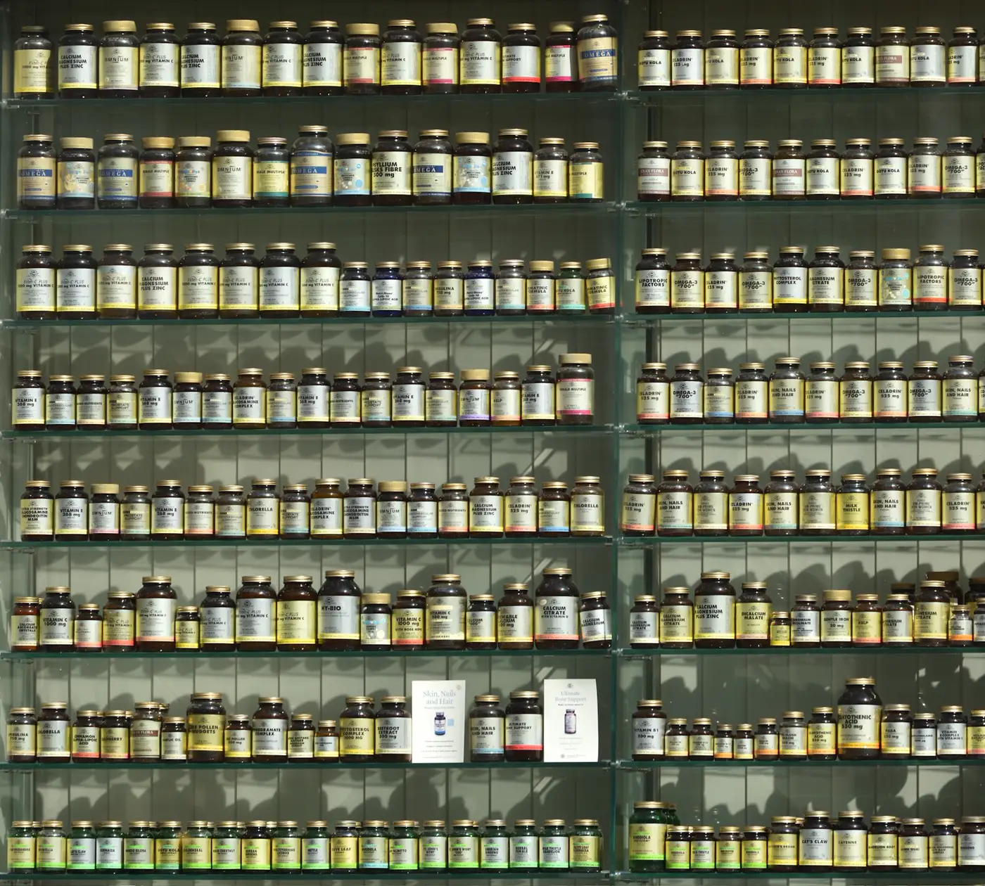 Estante con frascos y productos etiquetados en exhibición