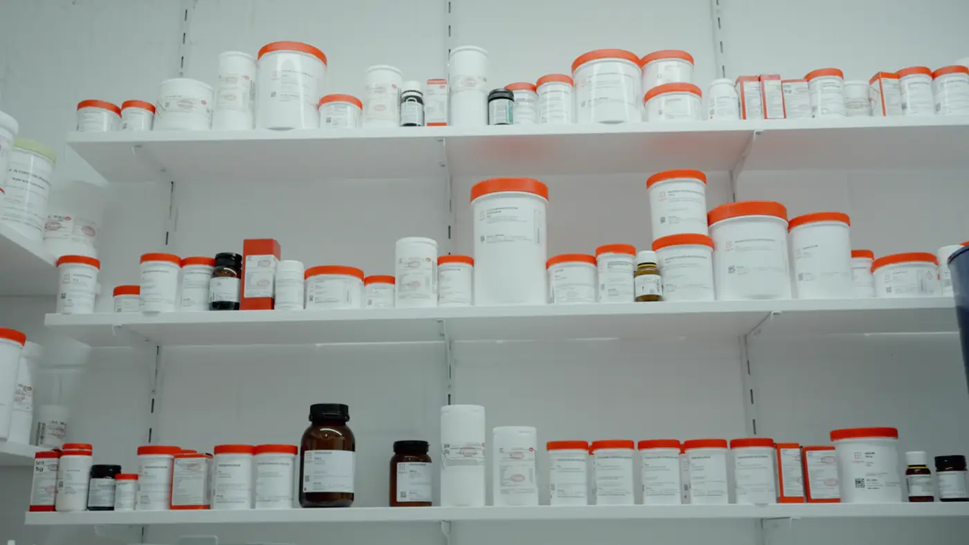 Anaquel lleno de frascos de medicamentos ordenados por presentación
