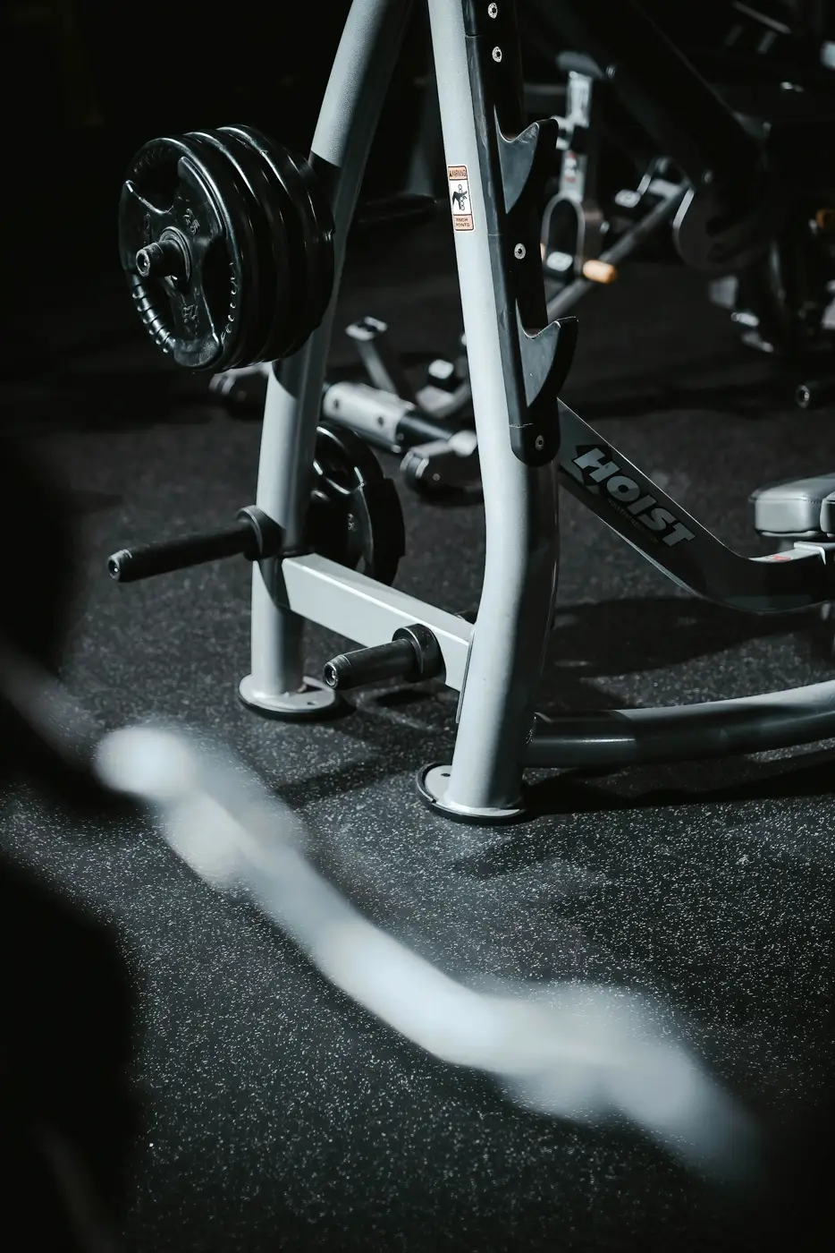 Detalle del equipo de entrenamiento con acabado de acero