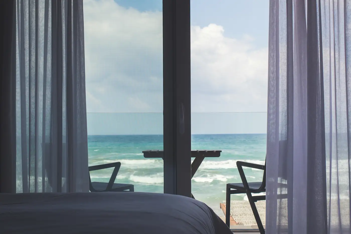 Vista al mar desde el interior de la habitación