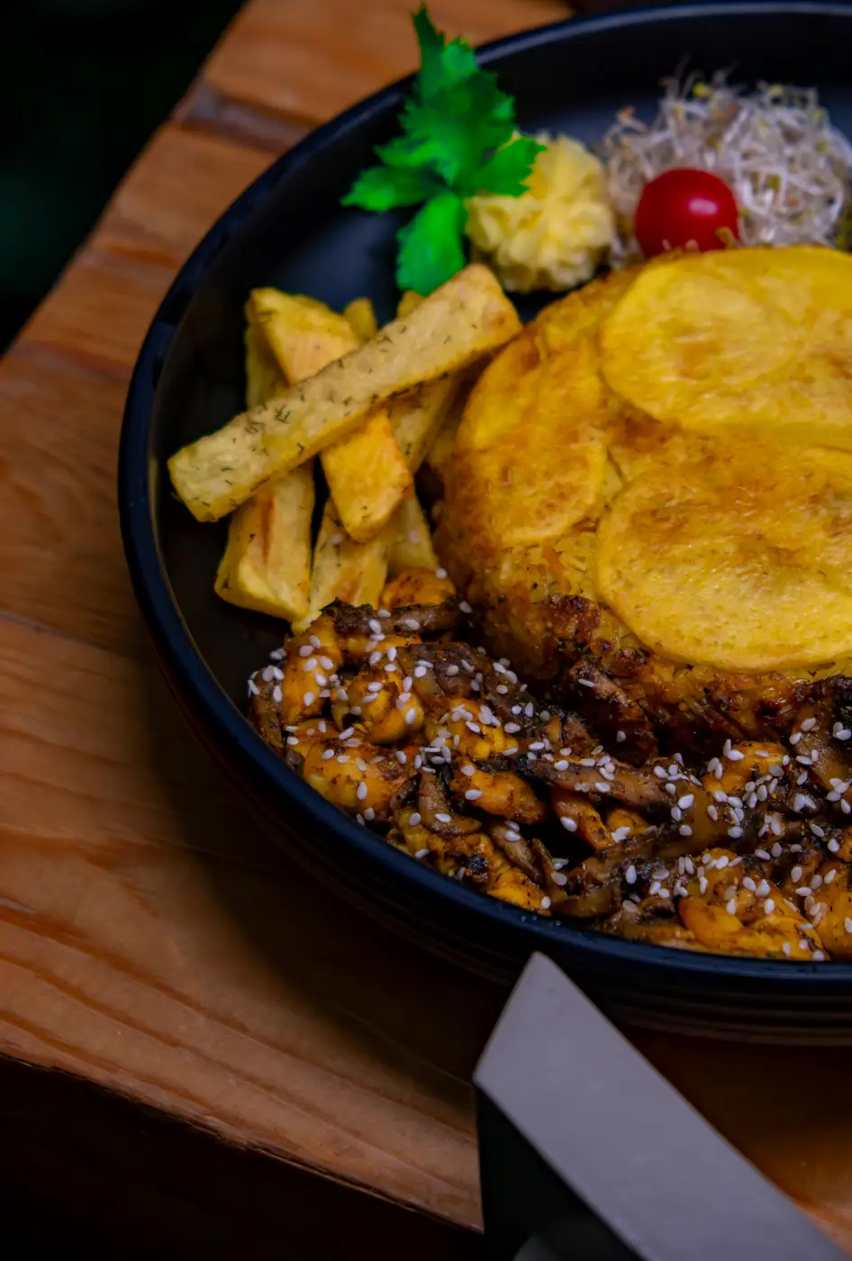 Plato del día servido sobre una mesa de madera