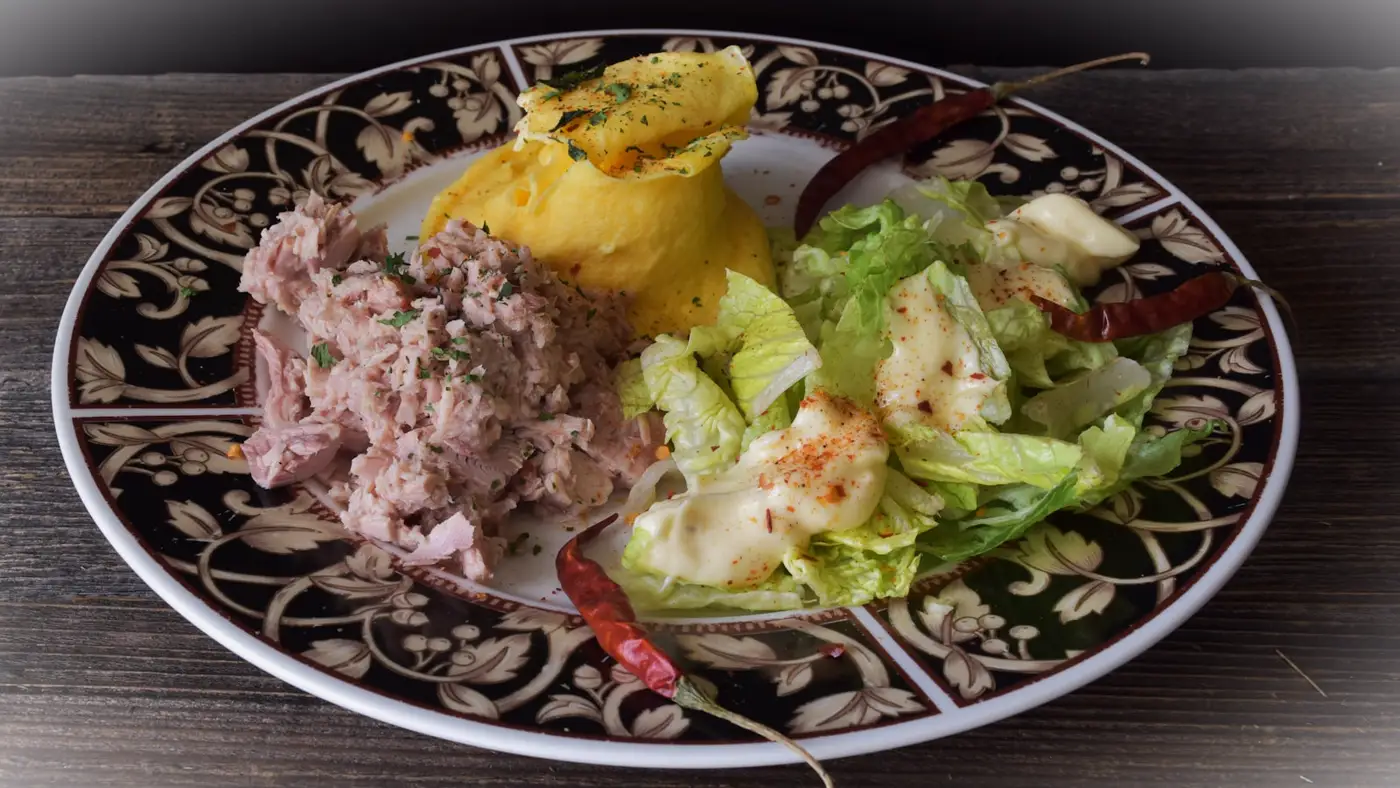 Plato con carne, puré y ensalada fresca