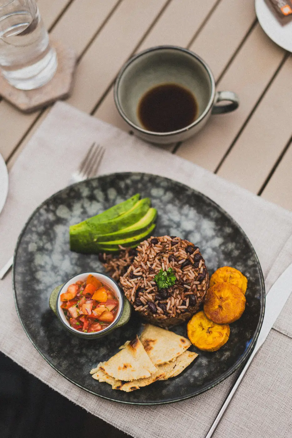 Casado de arroz, frijoles y plátano maduro
