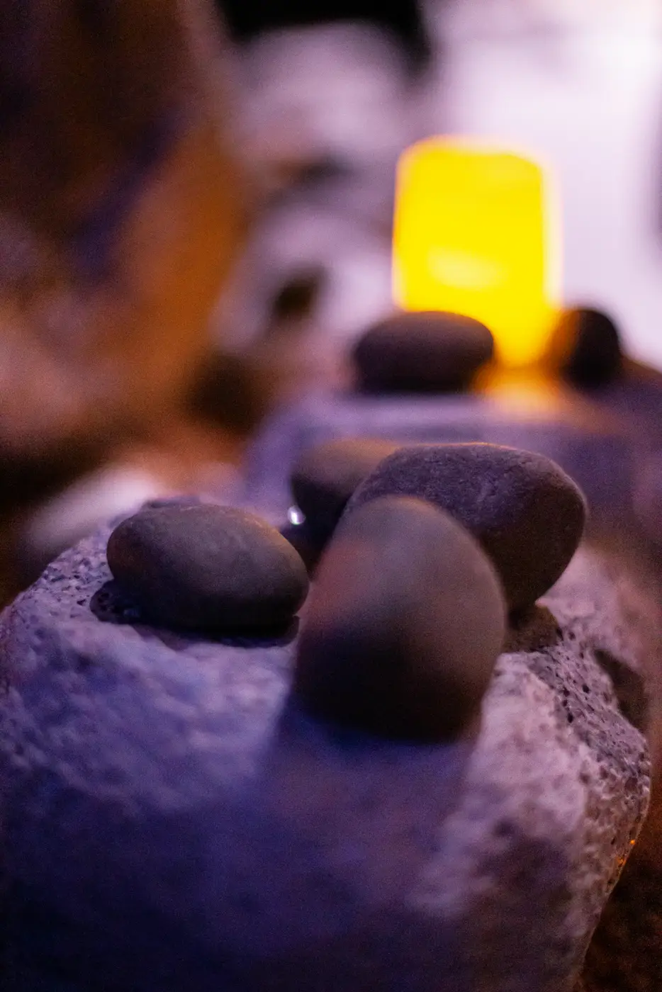 Piedras volcánicas apiladas sobre una superficie de piedra gris