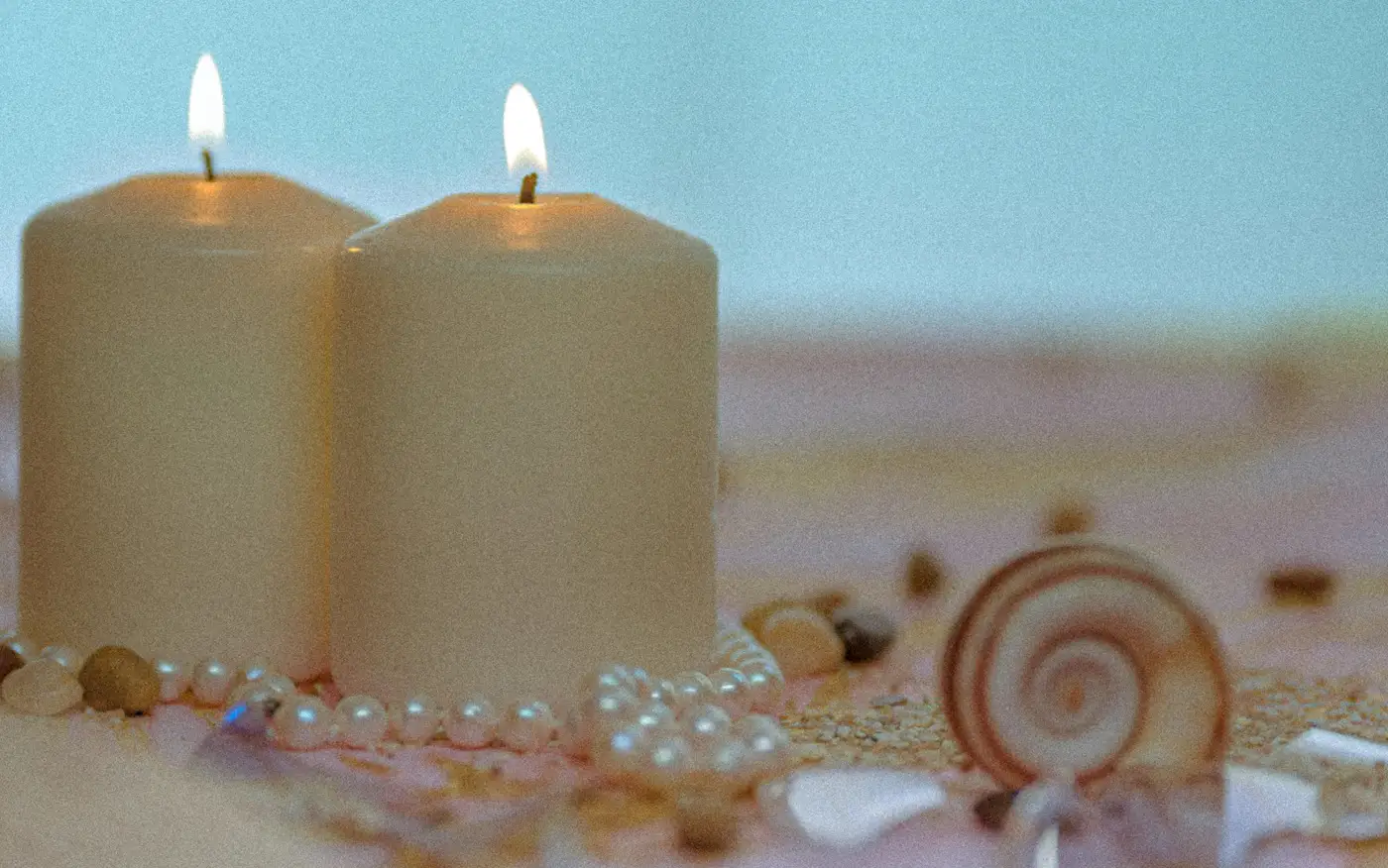 Velas de cera encendidas sobre un textil floral