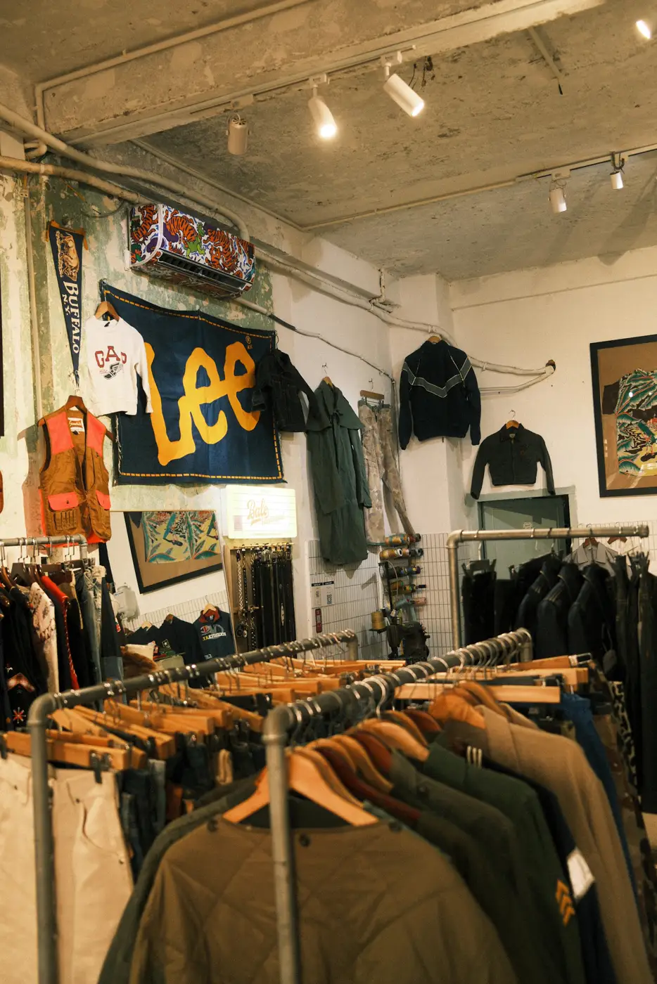Ropa de temporadas anteriores exhibida en la tienda